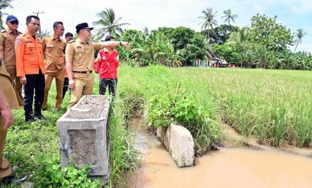 Susuri Lokasi Banjir, Bupati Egi Serahkan Bantuan ke Warga Terdampak di Desa Merak Belantung