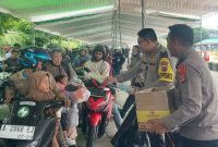 Polisi Sambangi Pemudik Roda Dua, Bagikan Susu dan Eskrim Untuk Anak