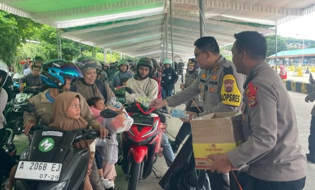 Polisi Sambangi Pemudik Roda Dua, Bagikan Susu dan Eskrim Untuk Anak
