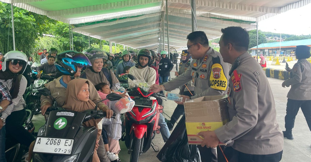 Polisi Sambangi Pemudik Roda Dua, Bagikan Susu dan Eskrim Untuk Anak
