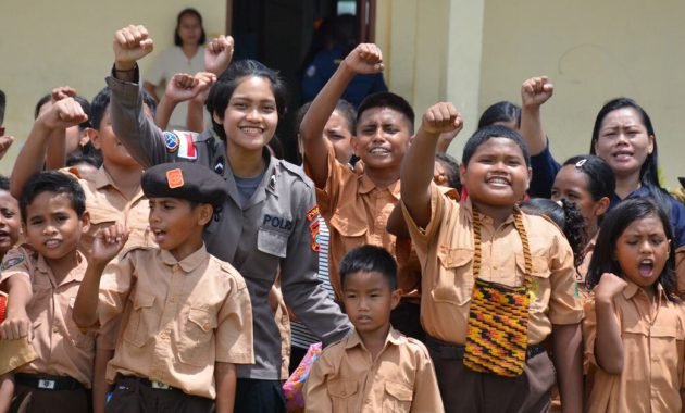 Doa Dari Anak-anak SD Torsina Atas Kebaikan Satgas Humas Ops Damai Cartenz