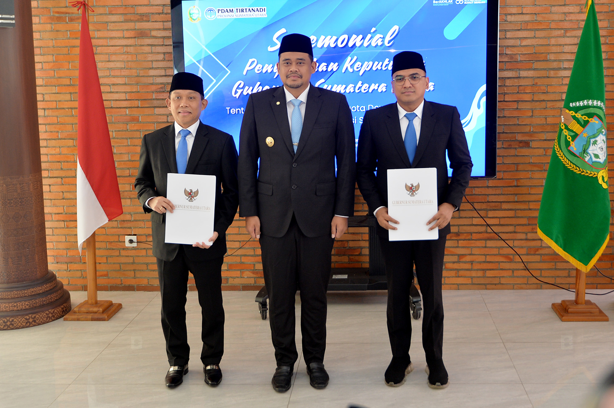 Gubsu-serahkan-SK-Dewas-Tirtanadi-3 Serahkan SK Pengawas Perumda Tirtanadi, Gubernur Sumut Bobby Nasution Minta Optimalkan Layanan