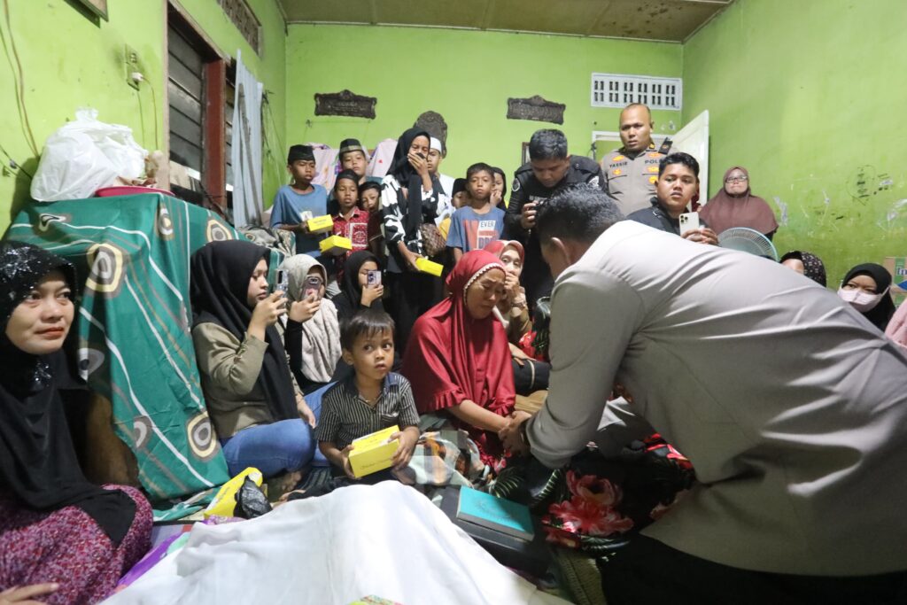 IMG-20250506-WA0020-1024x683 Kapolda Sumut Melayat ke Rumah Duka Korban Tawuran di Belawan