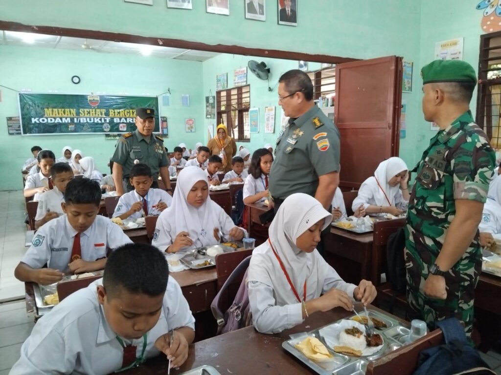 Anak-Anak SD Sambut Gembira Makan Sehat Bergizi Program Kodam I/BB