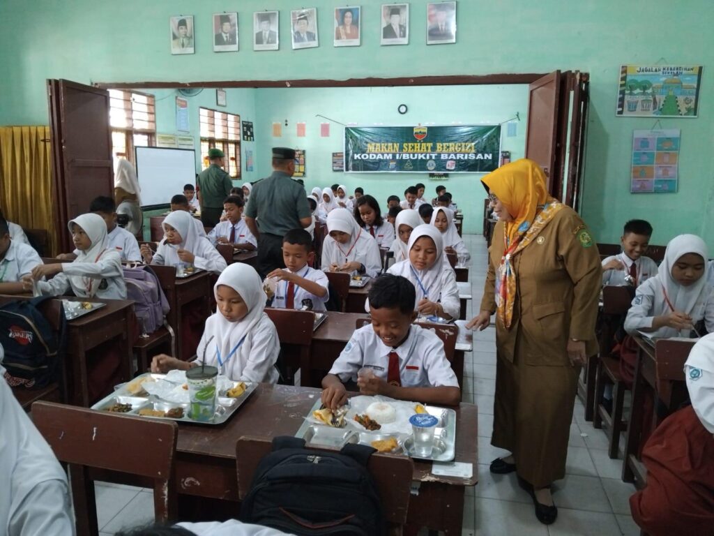 IMG-20250506-WA0036-1024x768 Anak-Anak SD Sambut Gembira Makan Sehat Bergizi Program Kodam I/BB