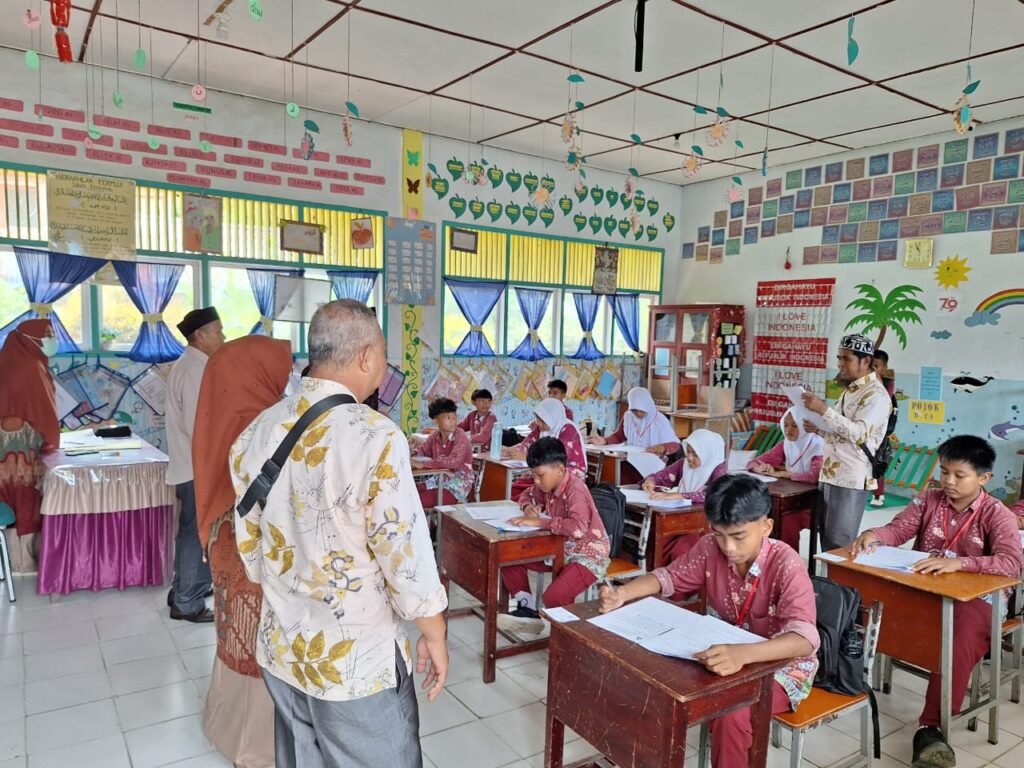 Disdik Simeulue Lakukan Pemantauan Pelaksanaan Ujian Akhir Sekolah SD Dan SMP