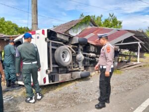 Mobil Penumpang Microbus Kecelakaan Tunggal di Samatiga