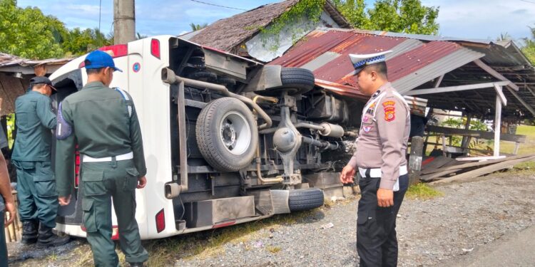Mobil Penumpang Microbus Kecelakaan Tunggal di Samatiga