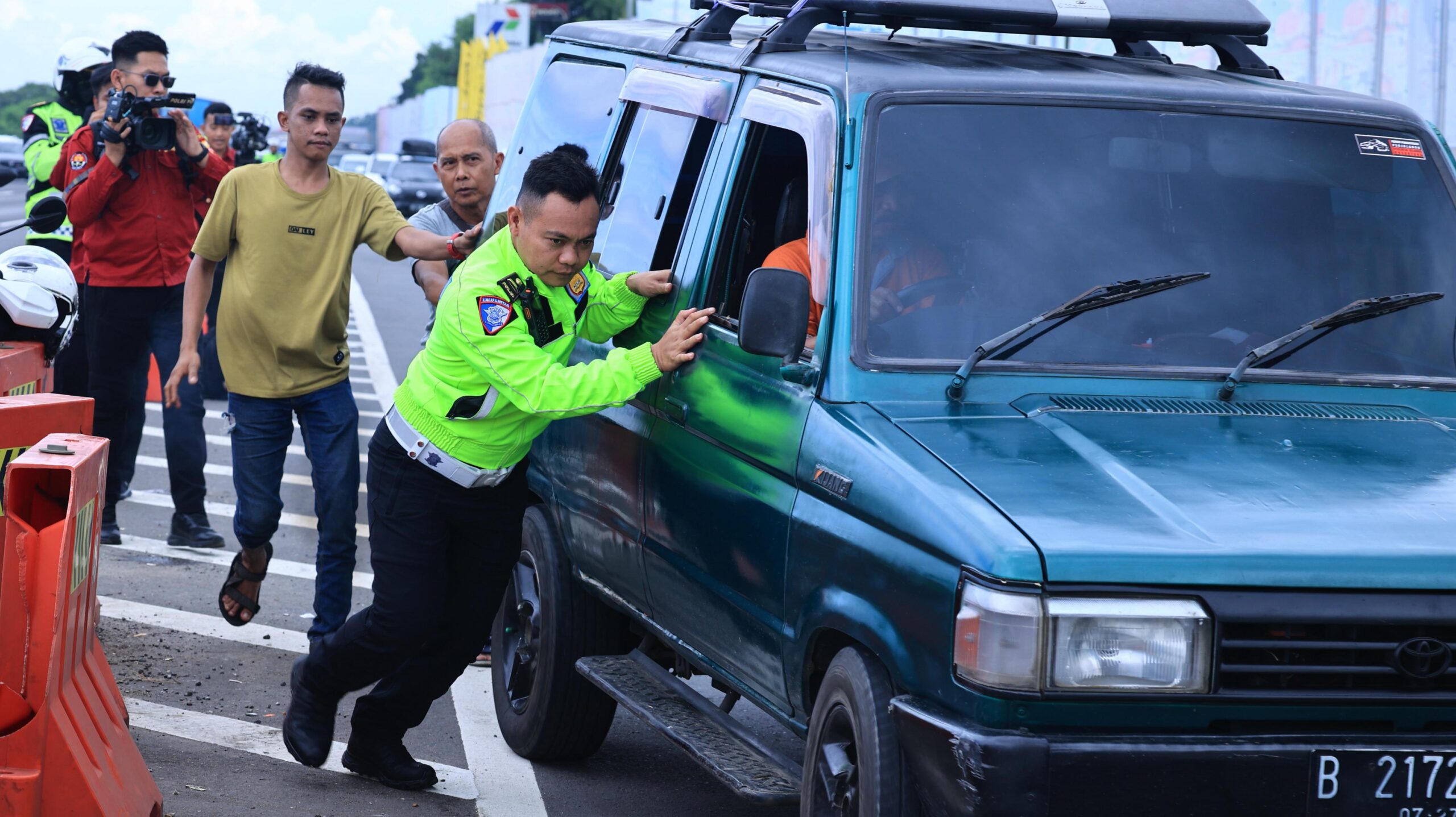 IMG-20250508-WA0077-scaled Survei Indikator: 80,3% Masyarakat Puas, Operasi Ketupat 2025 Disambut Positif