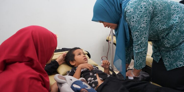 Peringati Hari Talasemia Sedunia, Istri Wakil Gubernur Aceh Santuni Pasien Talasemia di RSUDZA 