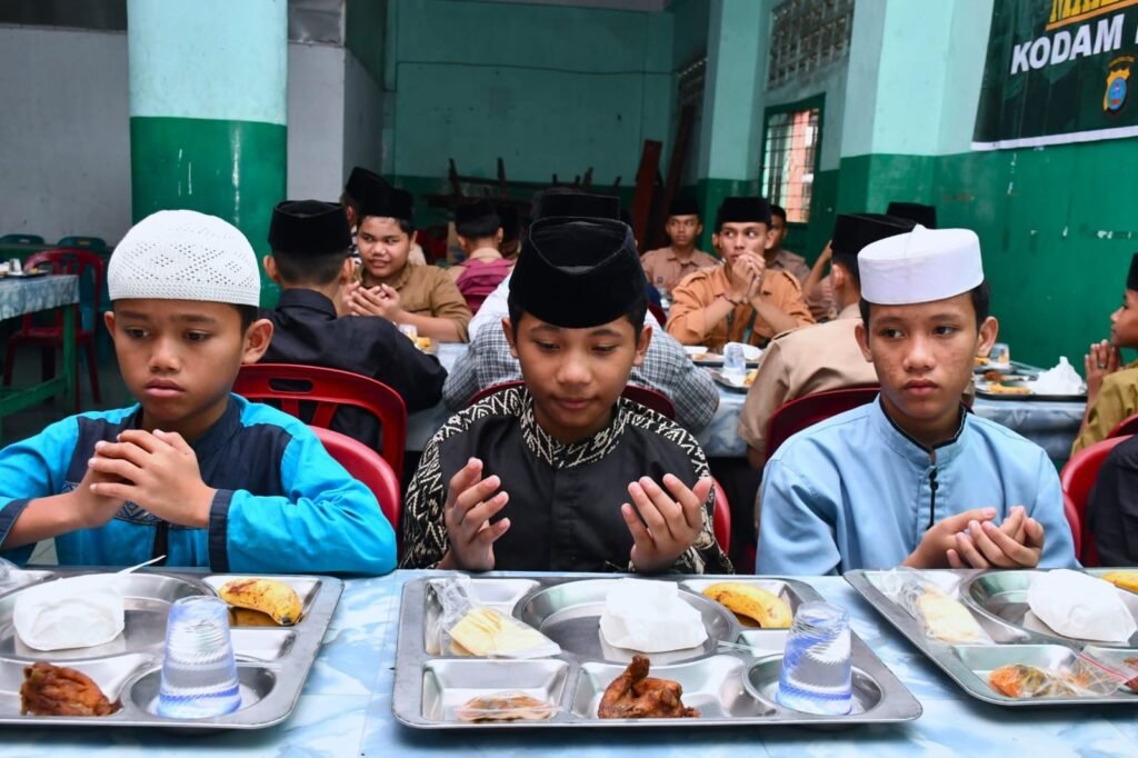 Makan Sehat Bergizi Program Kodam I/BB di Panti Asuhan Jamiyatul Wasliyah Medan