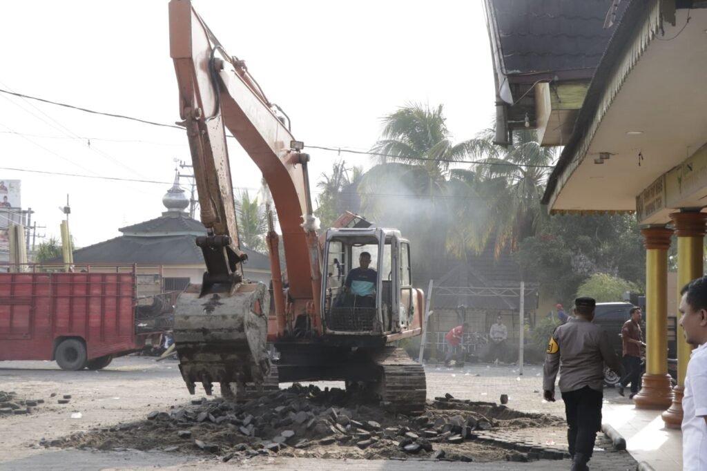 Polres Sergai Amankan Eksekusi Pengosongan Lahan RM Simpang Tiga Perbaungan