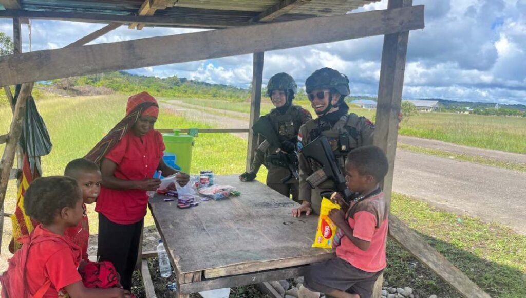 Patroli Dialogis Ops Damai Cartenz Sapa Anak-anak di Distrik Kenyam Nduga