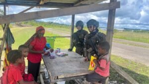 Patroli Dialogis Ops Damai Cartenz Sapa Anak-anak di Distrik Kenyam Nduga