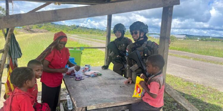 Patroli Dialogis Ops Damai Cartenz Sapa Anak-anak di Distrik Kenyam Nduga