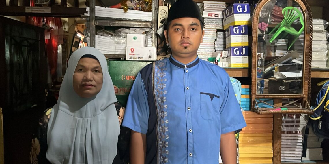 Kisah Haru Pahrul, Gantikan Ayah Naik Haji Bersama Sang Ibu