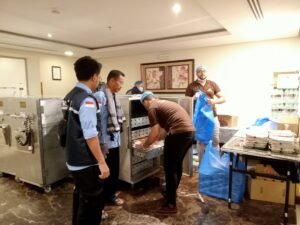 Ketua Kloter 08 KNO Pantau Langsung Distribusi Konsumsi Jemaah Haji
