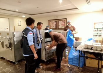 Ketua Kloter 08 KNO Pantau Langsung Distribusi Konsumsi Jemaah Haji