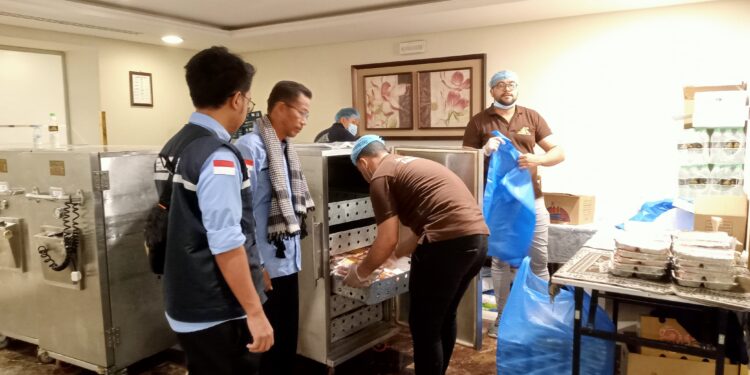 Ketua Kloter 08 KNO Pantau Langsung Distribusi Konsumsi Jemaah Haji
