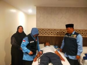 Petugas Kloter 09 KNO Lakukan Visitasi Rutin Pantau Kesehatan Jemaah Haji