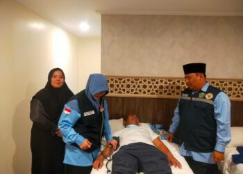 Petugas Kloter 09 KNO Lakukan Visitasi Rutin Pantau Kesehatan Jemaah Haji