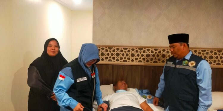 Petugas Kloter 09 KNO Lakukan Visitasi Rutin Pantau Kesehatan Jemaah Haji