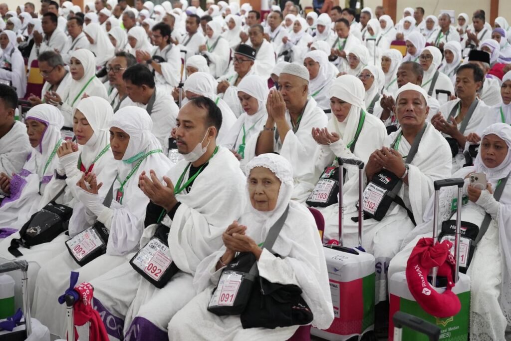 Jemaah Calhaj Kloter 13 Langsung Pakai Kain Ihram Sejak di Ahmed 