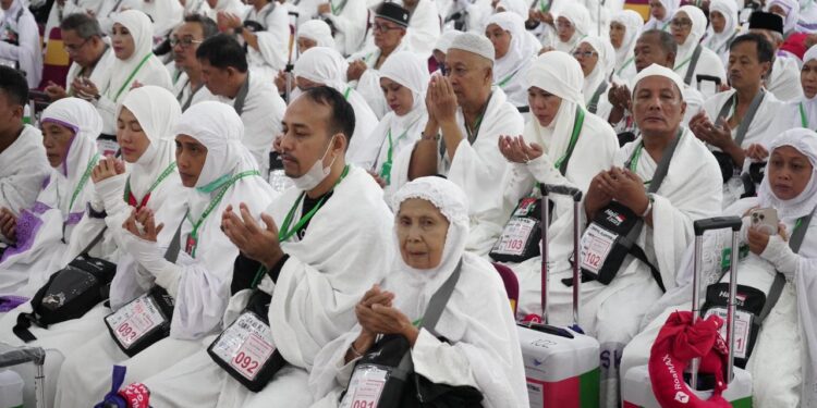 Jemaah Calhaj Kloter 13 Langsung Pakai Kain Ihram Sejak di Ahmed 