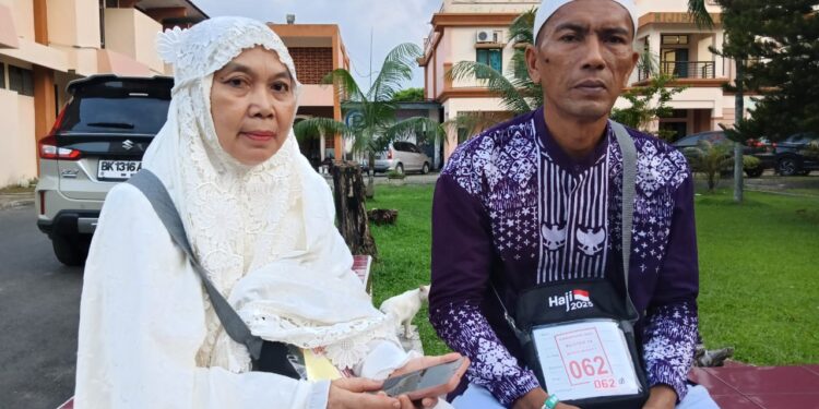 20 Tahun Jualan Pisang Goreng, Pasutri Asal Sergai Naik Haji