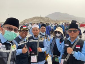 Petugas Kloter 13 KNO Dampingi City Tour Jemaah Haji