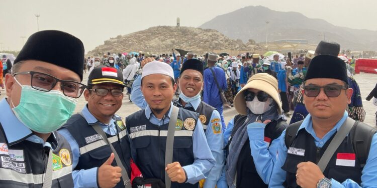Petugas Kloter 13 KNO Dampingi City Tour Jemaah Haji