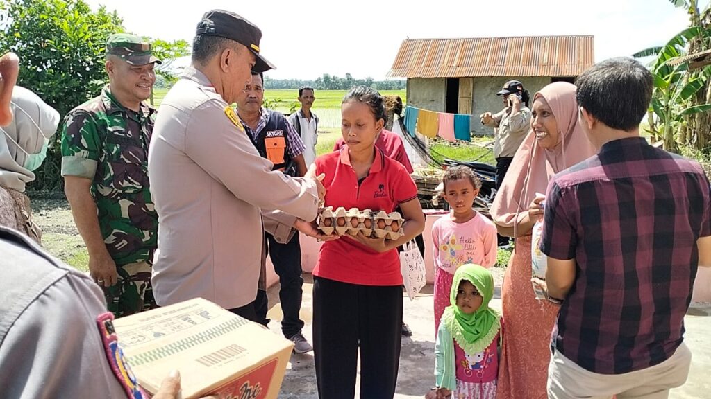 IMG-20250524-WA0440-1024x576 ‎Gerak Cepat Polres Sergai Bantu 14 Korban Angin Puting Beliung di Dua Kecamatan
