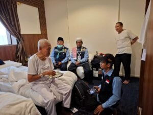Petugas Kloter 09 KNO Visitasi Kesehatan Jemaah Haji Melalui Pendekatan Medis dan Spiritual