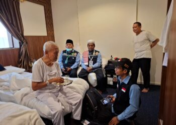 Petugas Kloter 09 KNO Visitasi Kesehatan Jemaah Haji Melalui Pendekatan Medis dan Spiritual