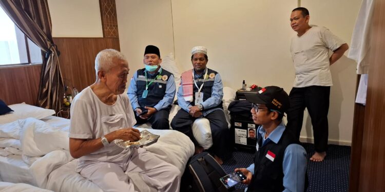Petugas Kloter 09 KNO Visitasi Kesehatan Jemaah Haji Melalui Pendekatan Medis dan Spiritual