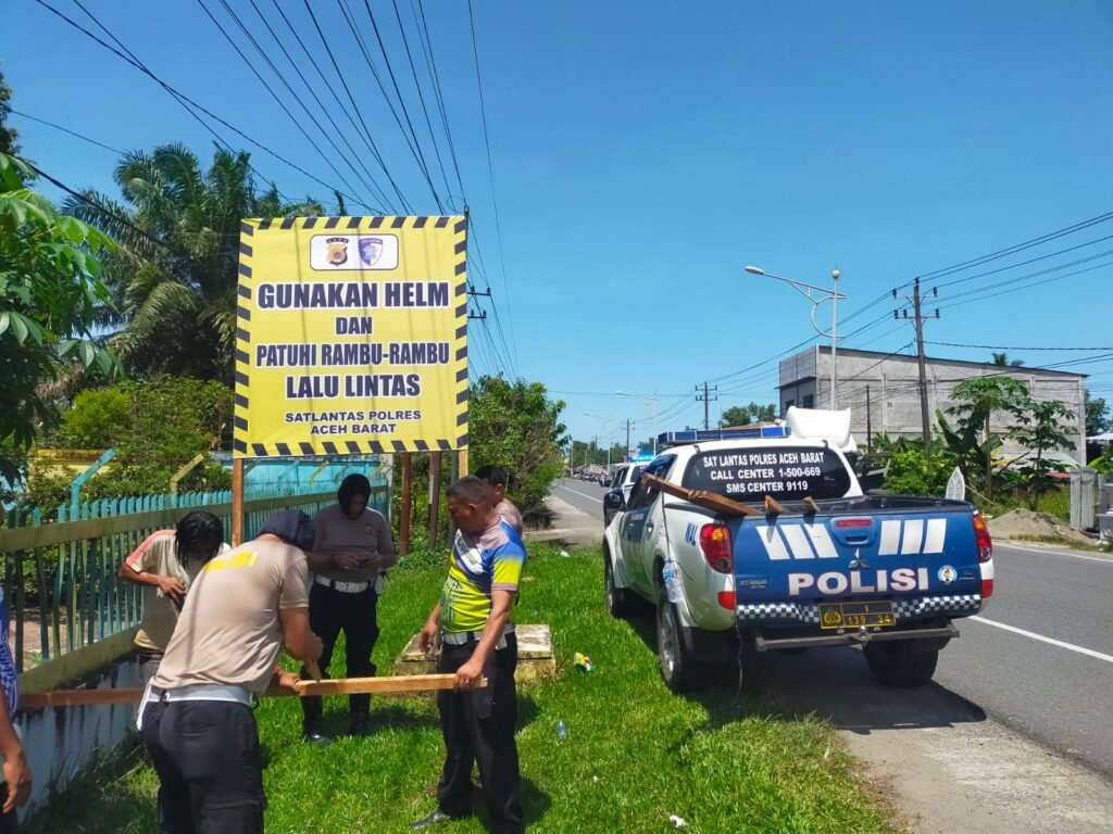 Satlantas Polres Aceh Barat Pasang Pamflet Edukasi Keselamatan Berlalu Lintas di Titik Strategis
