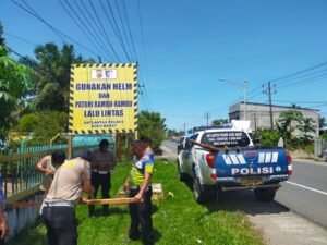 Satlantas Polres Aceh Barat Pasang Pamflet Edukasi Keselamatan Berlalu Lintas di Titik Strategis