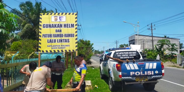Satlantas Polres Aceh Barat Pasang Pamflet Edukasi Keselamatan Berlalu Lintas di Titik Strategis