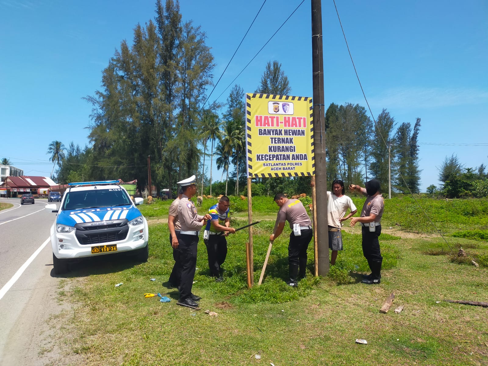 IMG-20250527-WA0035 Satlantas Polres Aceh Barat Pasang Pamflet Edukasi Keselamatan Berlalu Lintas di Titik Strategis