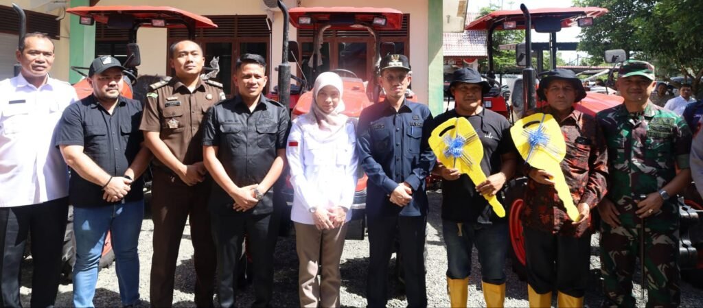 Jelang 100 Hari Kerja : Pemkab Aceh Barat Bagikan 10 Unit Mesin Alsintan