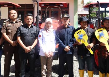 Jelang 100 Hari Kerja : Pemkab Aceh Barat Bagikan 10 Unit Mesin Alsintan