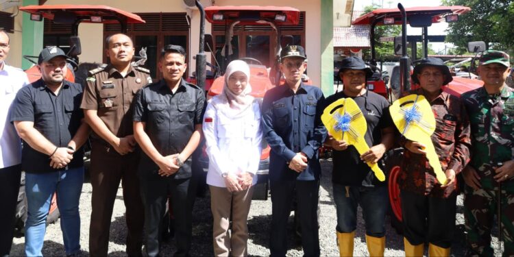 Jelang 100 Hari Kerja : Pemkab Aceh Barat Bagikan 10 Unit Mesin Alsintan