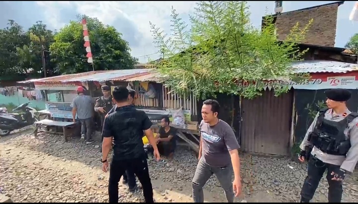 Screenshot_20250518_001536_WhatsApp Kembali Meresahkan, Polrestabes Medan Gerebek Bantaran Rel KA Tembung 