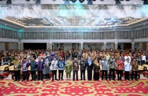 Wagub Sumut Surya Serahkan Penghargaan Lingkungan Hidup 2024