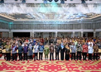 Wagub Sumut Surya Serahkan Penghargaan Lingkungan Hidup 2024