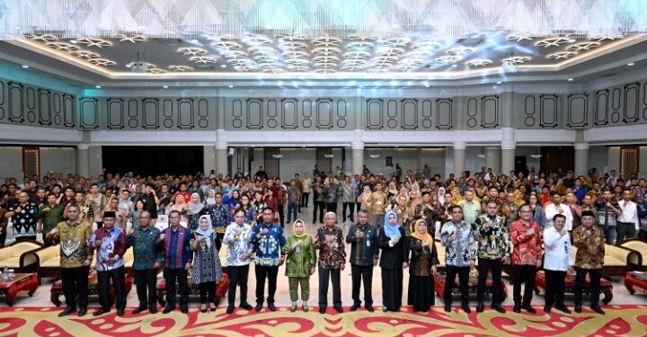 Wagub Sumut Surya Serahkan Penghargaan Lingkungan Hidup 2024