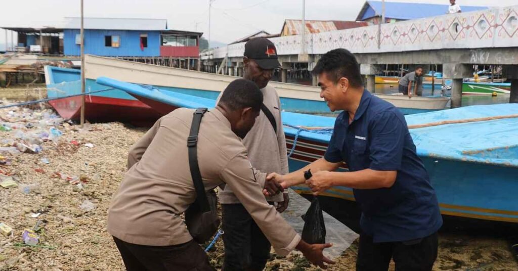 Satgas Humas Ops Damai Cartenz-2025 Sambangi Warga Hamadi, Imbau Jaga Kamtibmas