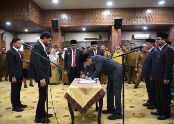 Gubernur Muallem Lantik Pejabat Eselon II, III, dan IV Aceh