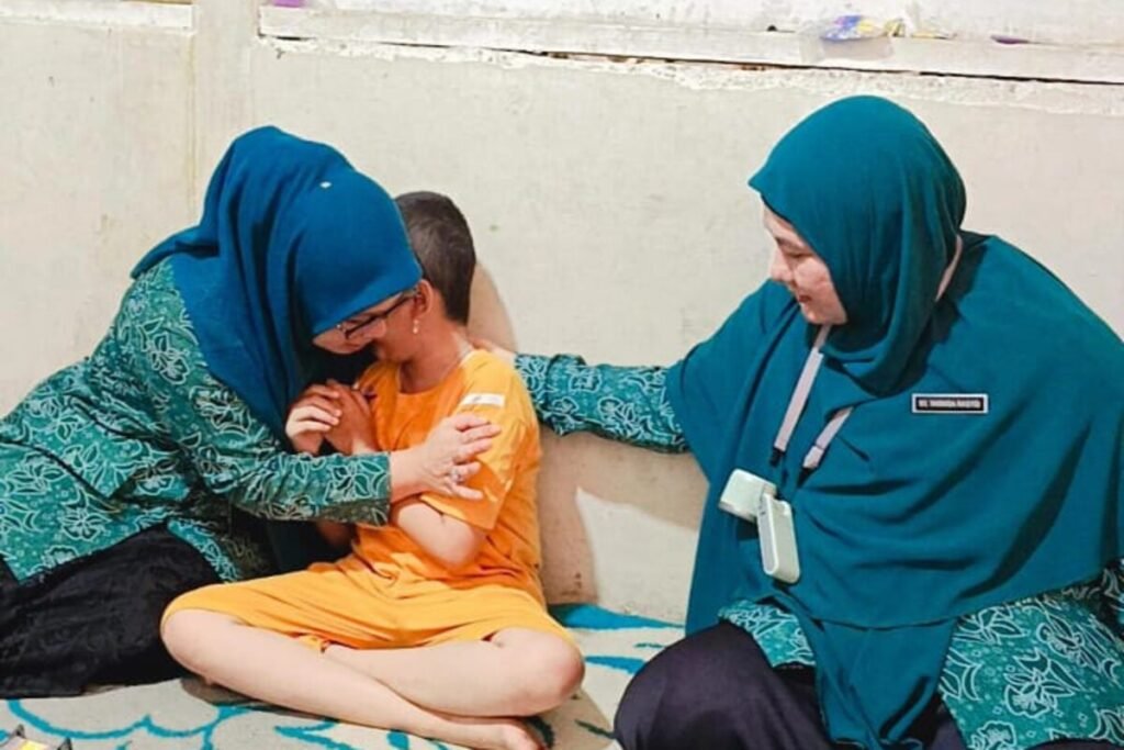 Respon Cepat Ketua PKK Subulussalam Kunjungi Bocah Penderita Kanker Otak