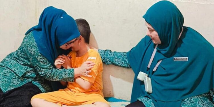 Respon Cepat Ketua PKK Subulussalam Kunjungi Bocah Penderita Kanker Otak